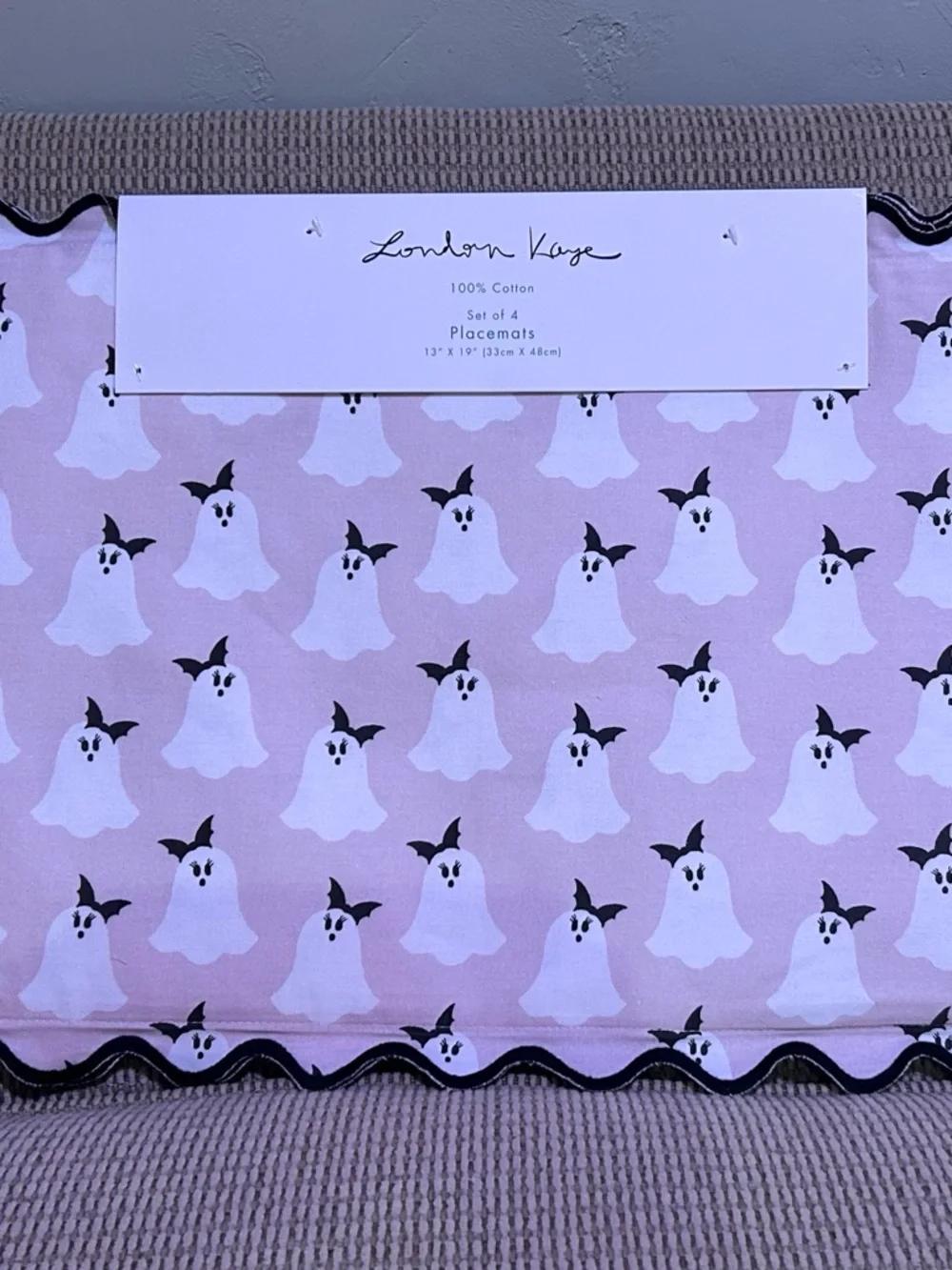 LONDON KAYE Set Of 4 Pretty Pink Ghost Placemats With Scalloped Borders NWTS